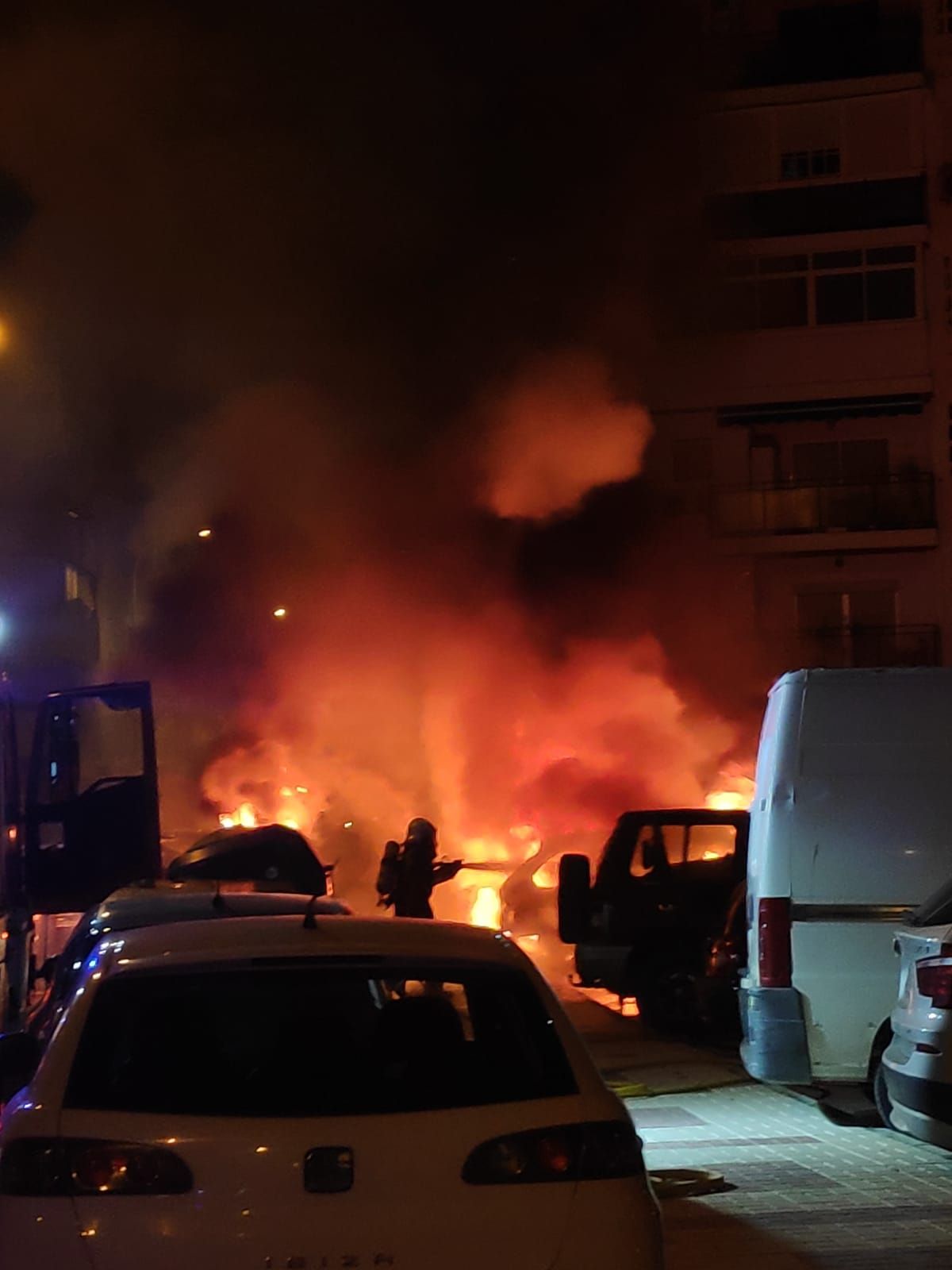 Aparatoso incendio de varios vehículos en Vélez-Málaga