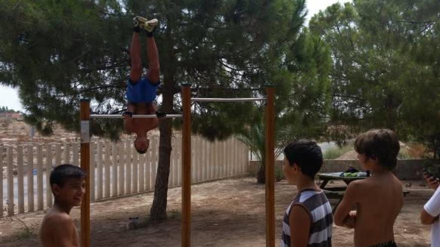 Varios chavales se ejercitan en el nuevo circuito al aire libre.