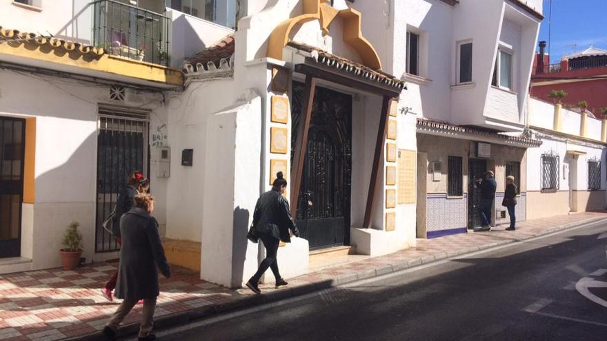 Peatones transitan por la Cruz del Humilladero, en la calle Málaga.