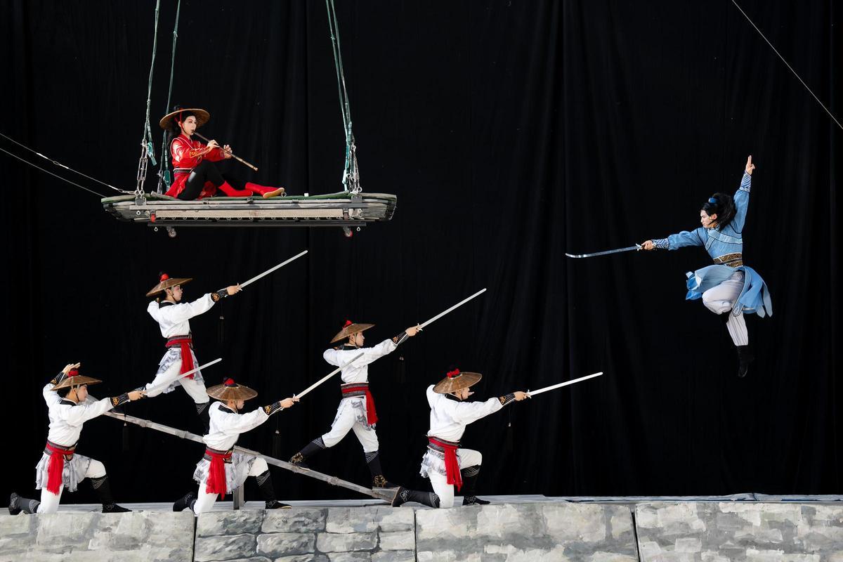 Imatge de la Jiangsu Acrobatic Troupe 'Soaring Above the Waves' de la Xina.