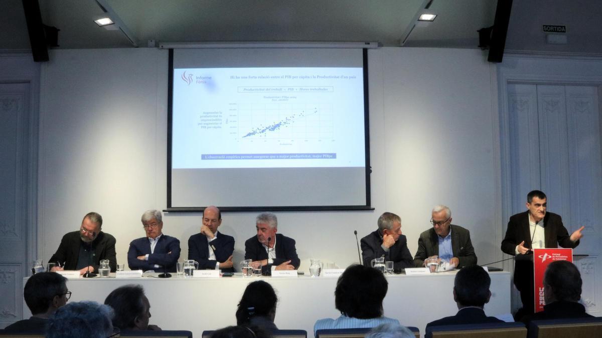 Presentació en roda de premsa de l’Informe Fènix, una anàlisi sobre el model econòmic vigent a Catalunya.