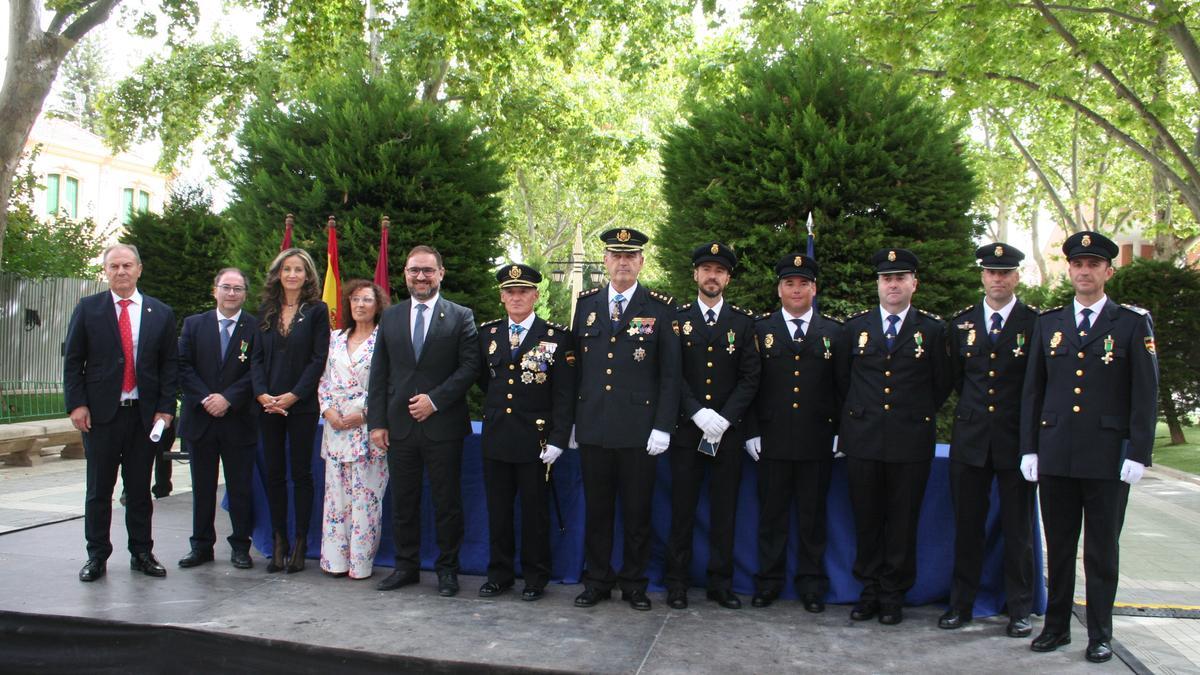 Condecorados junto a autoridades y mandos del Cuerpo Nacional de Policía.