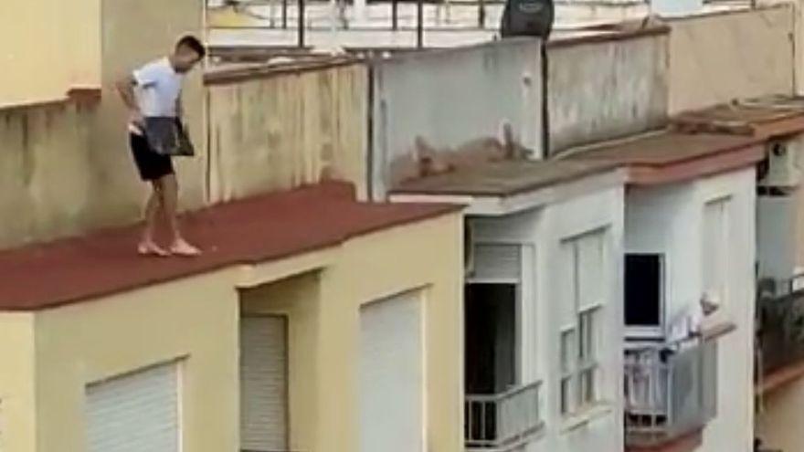 Un vecino capta el momento en que un joven lanza una placa de mármol a la calle en un edificio okupado de Benicarló