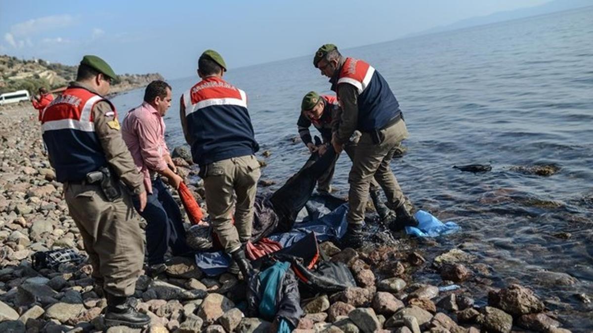 La policía turca traslada el cadáver de un refugiado tras un nuevo naufragio en el Egeo.