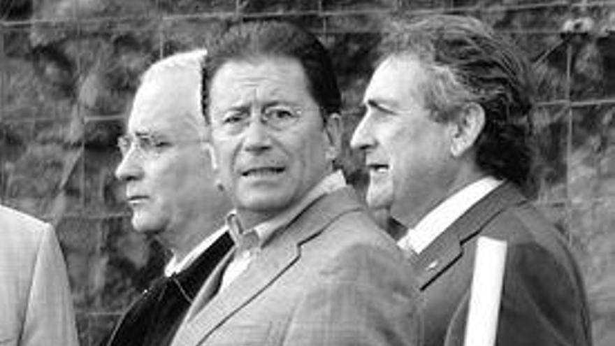 Mouriño, junto a Antonio Rosendo y el delegado José Ricardo. / R. Grobas