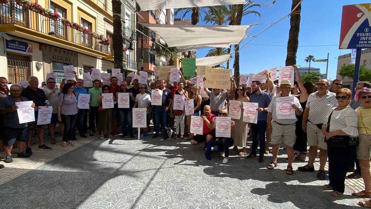 Vecinos de la Marjaleria protestaron ante la Tenencia de Alcaldía del Grau para reclamar soluciones ante la plaga de mosquitos.