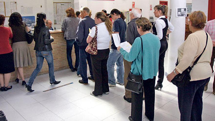 Una imagen de archivo de usuarios haciendo cola en un centro de salud de Mallorca.
