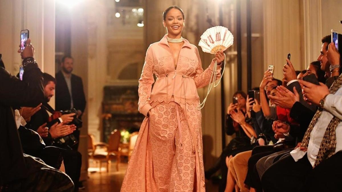 lmmarco35720461 paris  france   september 28   rihanna walks the runway duri160929190120