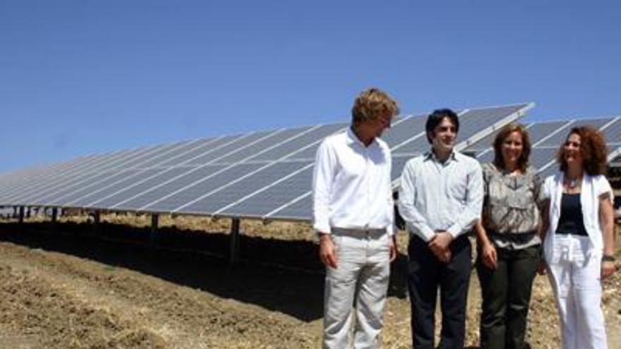 Medio Ambiente. Schöck, Domínguez, Luque y Serrano, ayer en la planta solar.