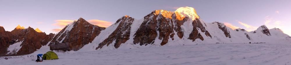 Juan Diego Amador llega a la cumbre Pico Islas Canarias, en el Himalaya