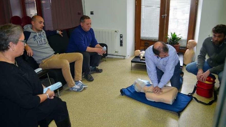 Empleados municipales en un curso de desfibriladores