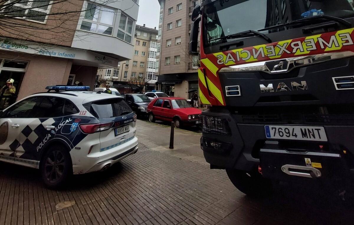 Despliegue policial y de emergencias en el entorno de la escuela infantil de Milladoiro afectada