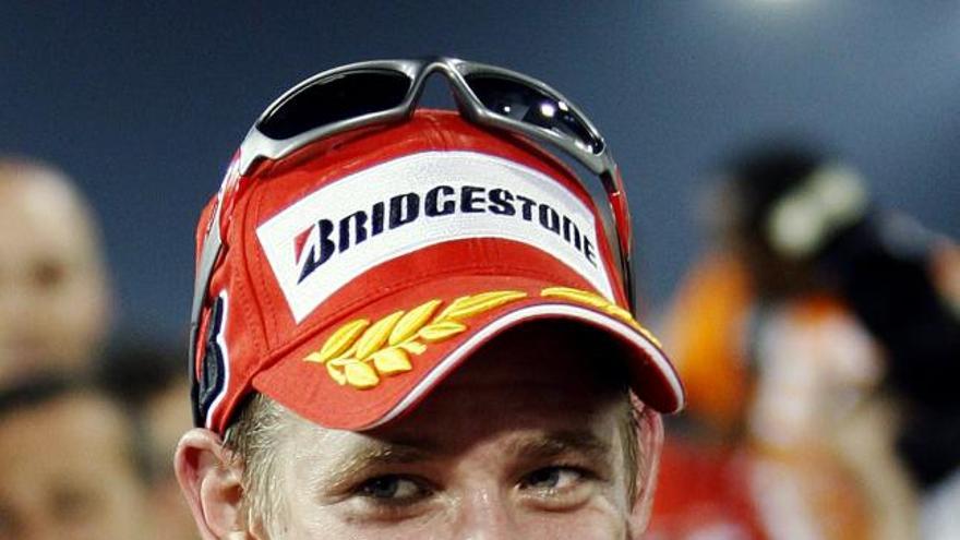 Casey Stoner celebra su victoria en el circuito de Qatar.