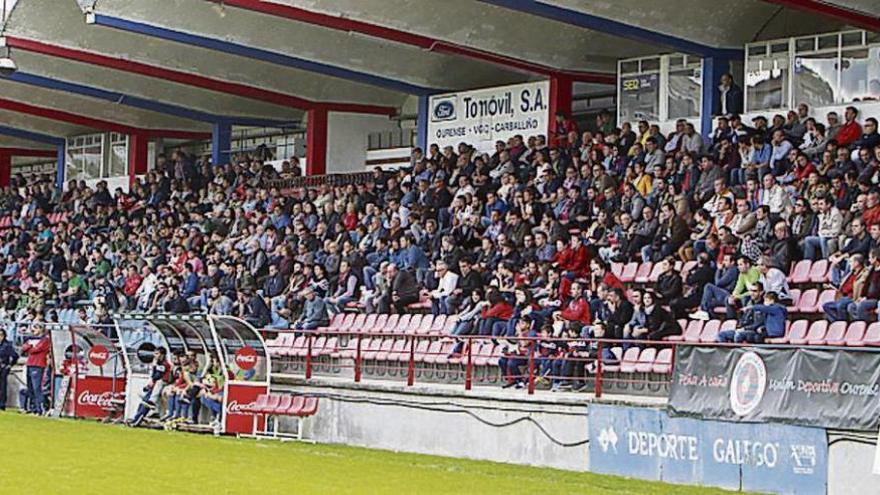 La mejor entrada de la temporada | El estadio de O Couto registró ayer la mejor entrada de la temporada. Habían sido buenas las afluencias ante el Allariz, Xunqueira y Viana, entre los 700 y 800 espectadores, pero el colorido de la tribuna mejoró en la primera tarde de lluvia, con muchos aficionados del Arnoia.