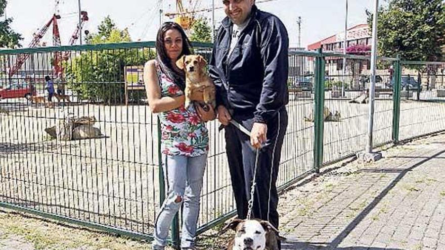 Débora Quintela, usuaria del nuevo parque con dos perros: &quot;No debería cerrar a las doce para que se pueda usar también de madrugada&quot; 
Marta G. Brea