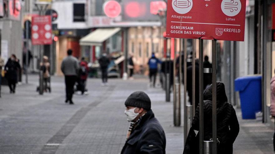 Personas con mascarilla en la ciudad alemana de Krefeld.