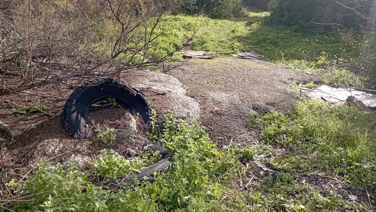 Restos de hormigón, en medio de la Laguna de Los Prados, el pasado febrero.