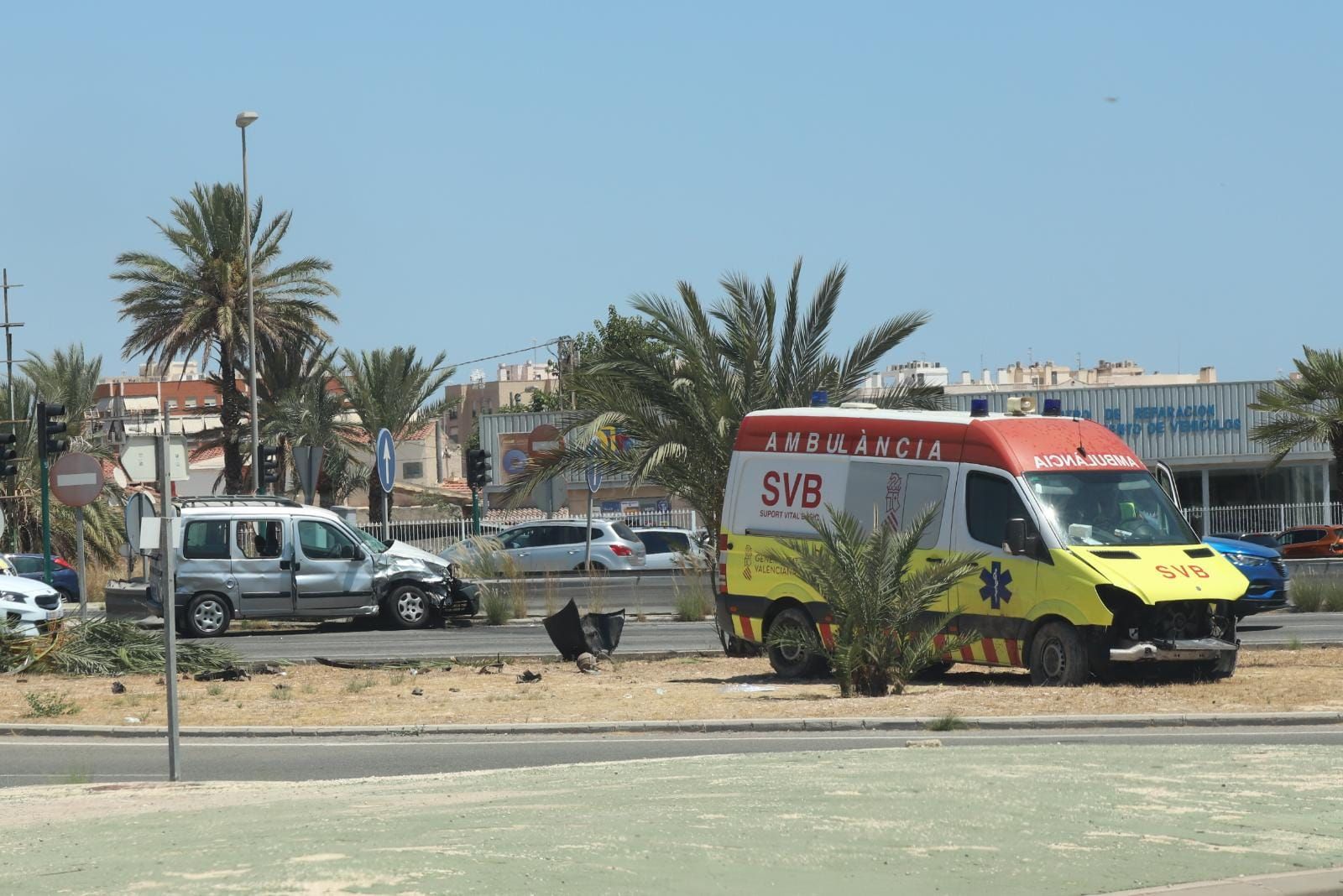 Fuerte accidente entre una ambulancia y una furgoneta en Elche