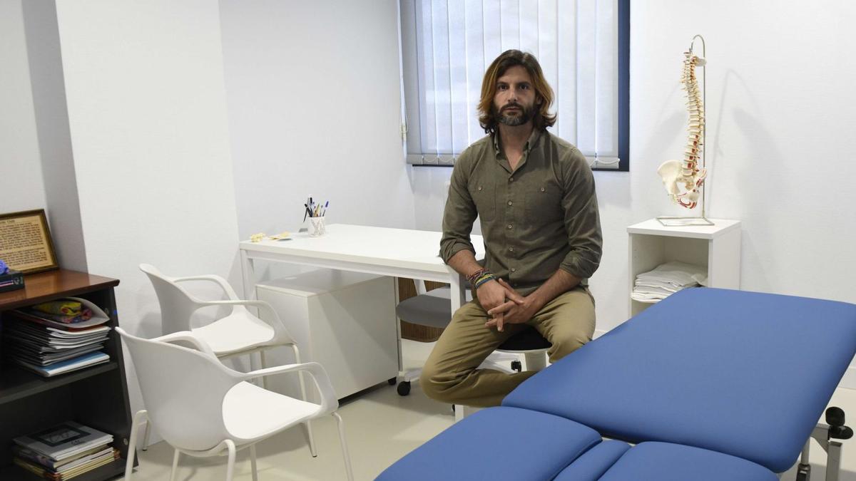 Jorge Aranda, subdirector de la Escuela de Osteopatía, en uno de los despachos de las nuevas instalaciones. | ISRAEL SÁNCHEZ
