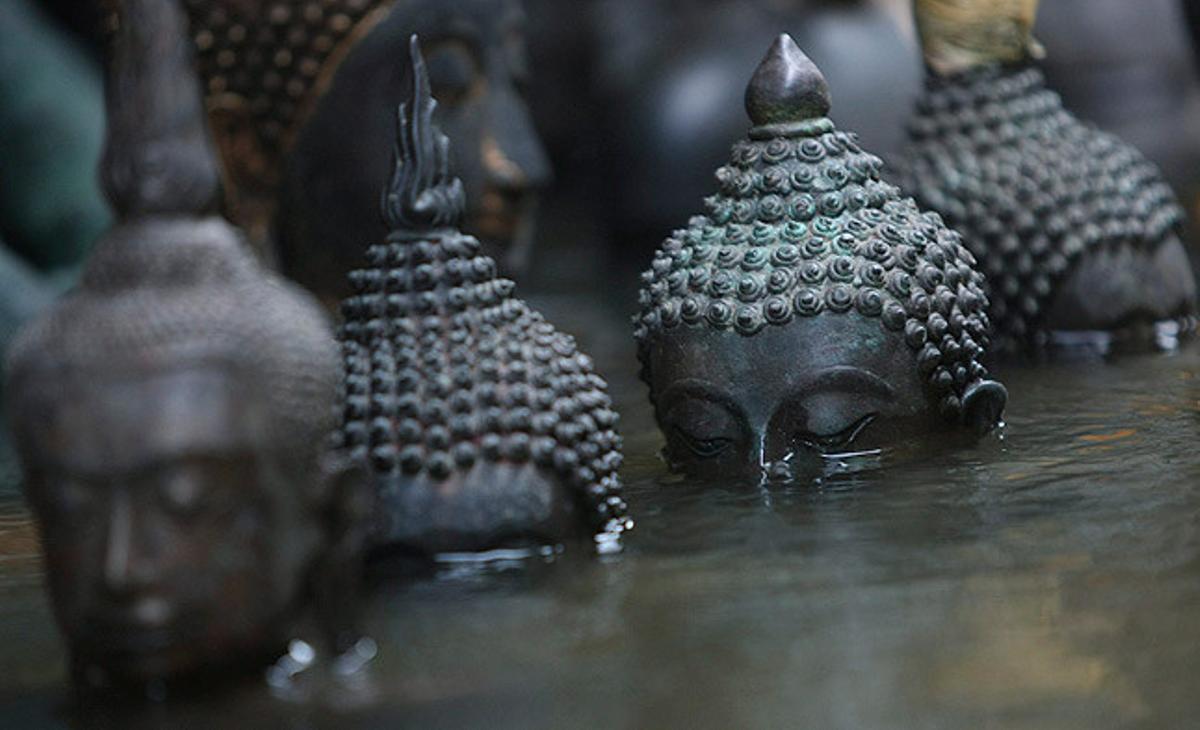 Budes submergits sota l’aigua en un mercat a prop del riu Chao Phraya, a Bangkok.
