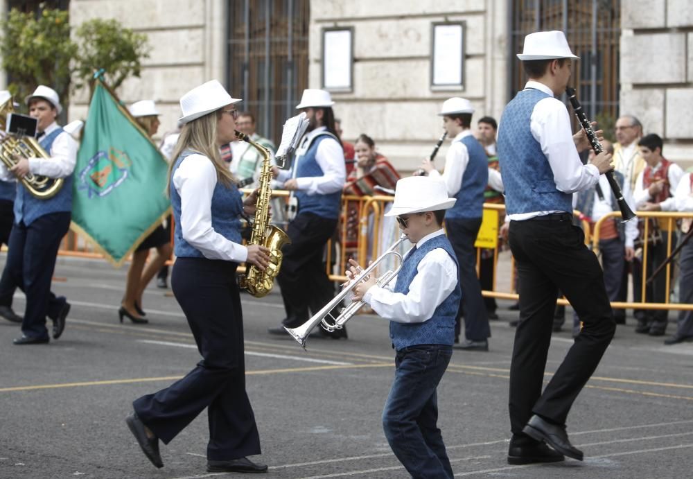 Entrada de bandas de música en el centro de Valencia