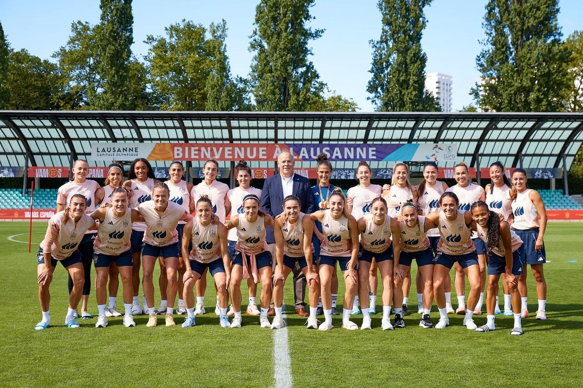 El CEO Iberdrola España con la selección antes de la final ante Inglaterra