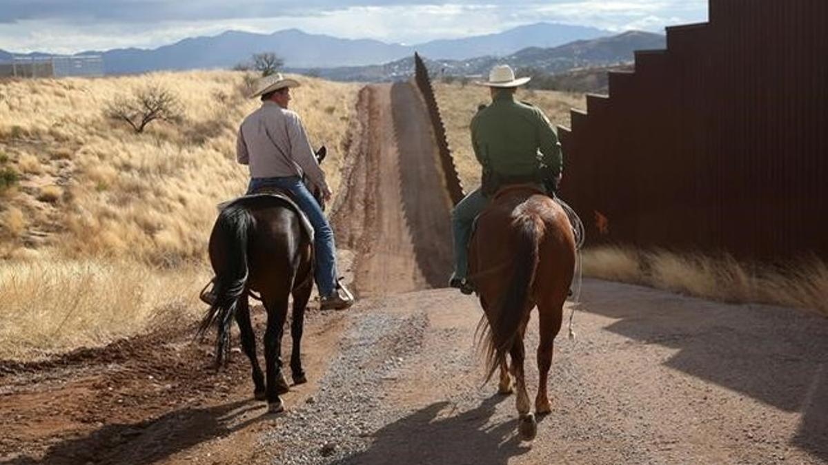 Agentes de la Patrulla de Fronteras de EEUU vigilan en la zona de Nogales (Arizona), junto a la frontera con México.