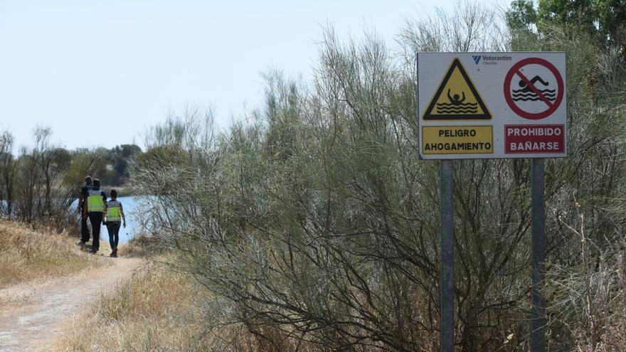 El baño en el Lago Azul está prohibido y una señal alerta del peligro de ahogamiento