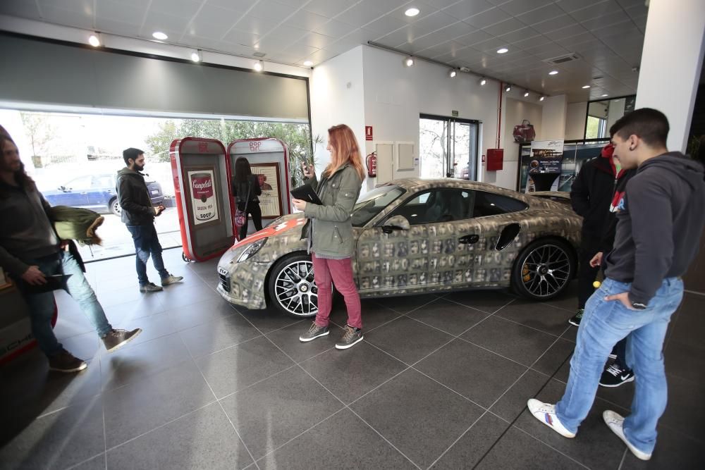 Volar en un Porsche a lo Warhol