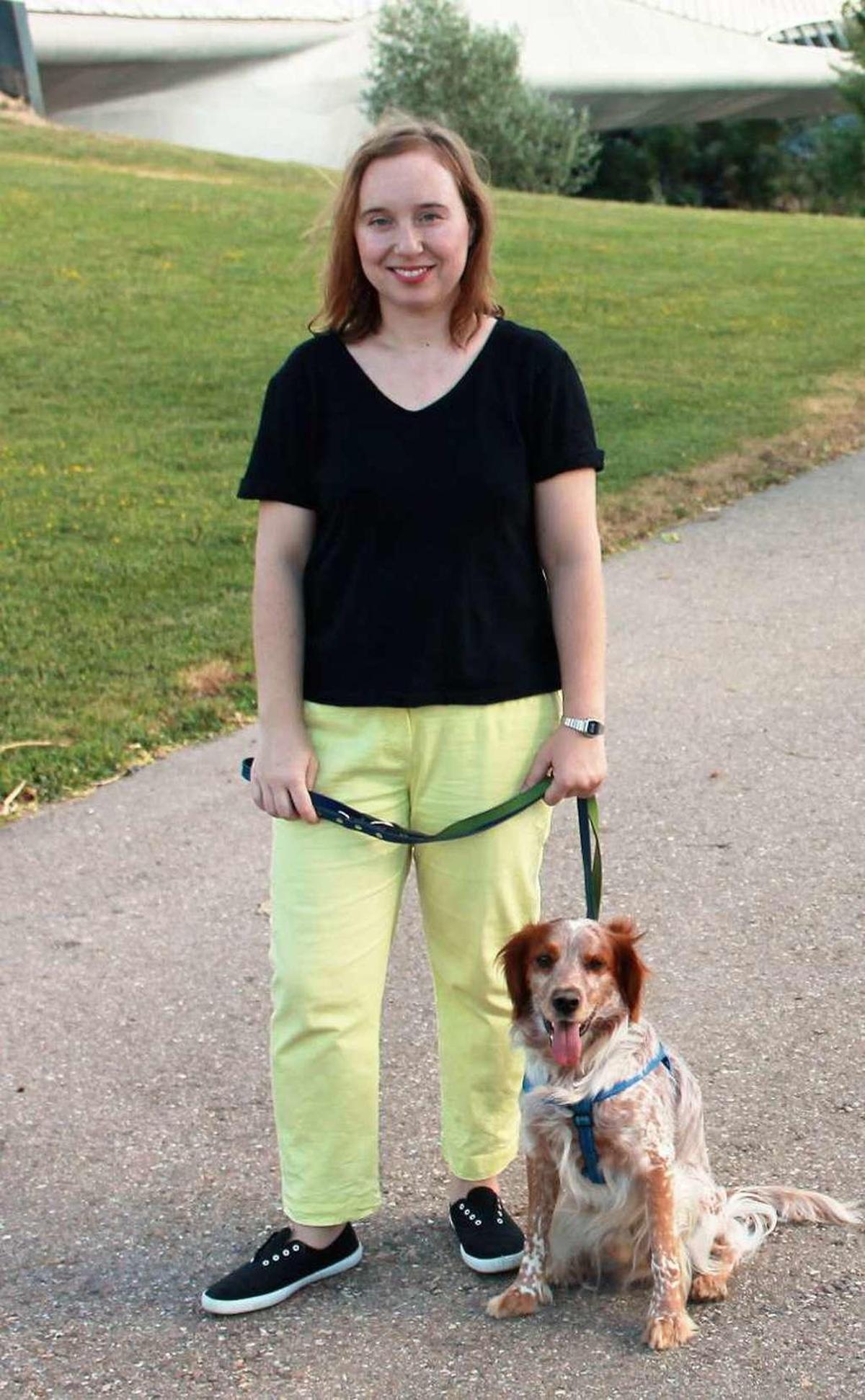 María Alonso de la Torre y su perro "Arroz", en Oviedo.