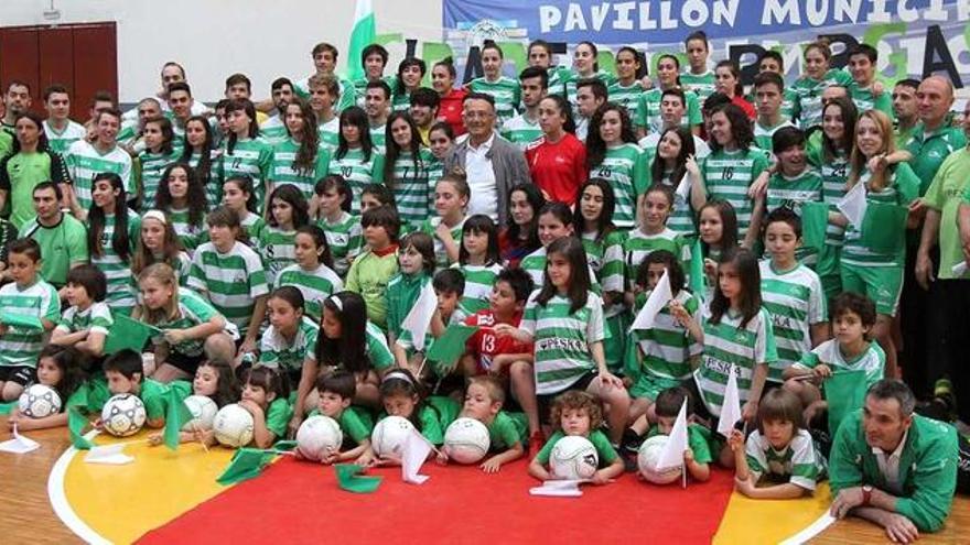 La foto de familia de los equipos del Cidade das Burgas, ayer en la cancha central de Os Remedios.