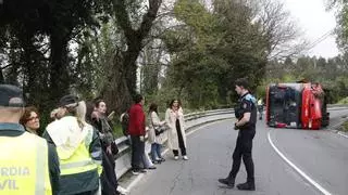 "Nuestra conductora evitó que nos fuésemos por el terraplén", dicen los pasajeros del autobús volcado en Gijón