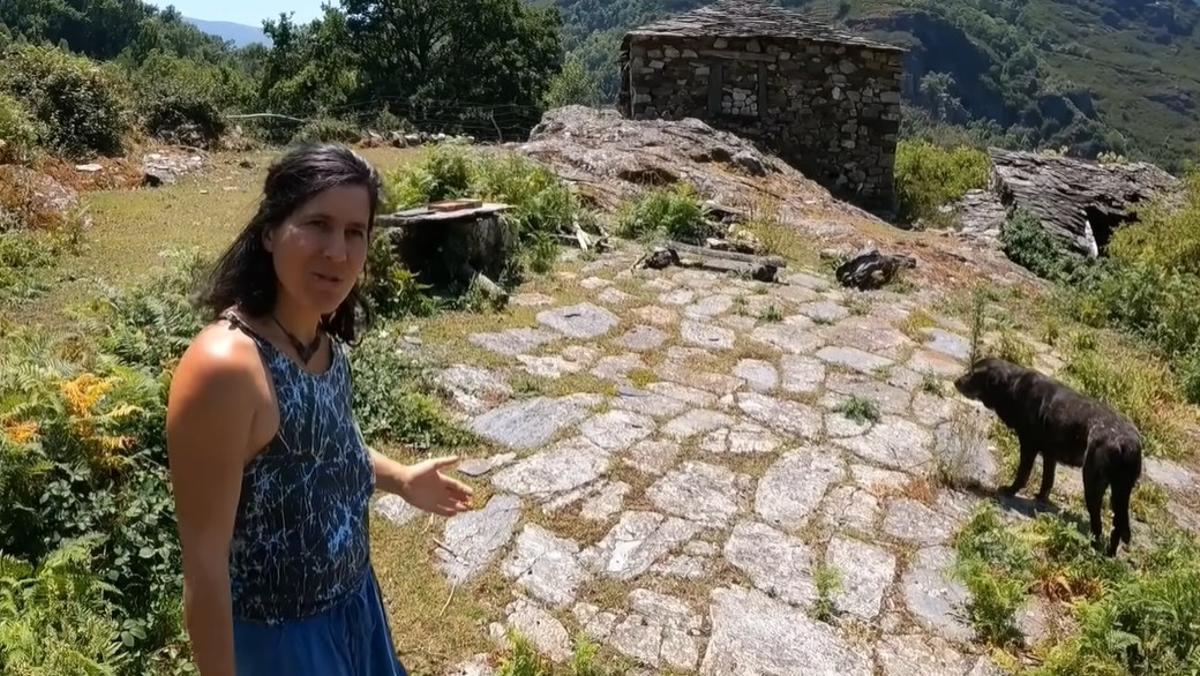 Suleima, en su pueblo aislado, en el medio de las montañas asturianas.