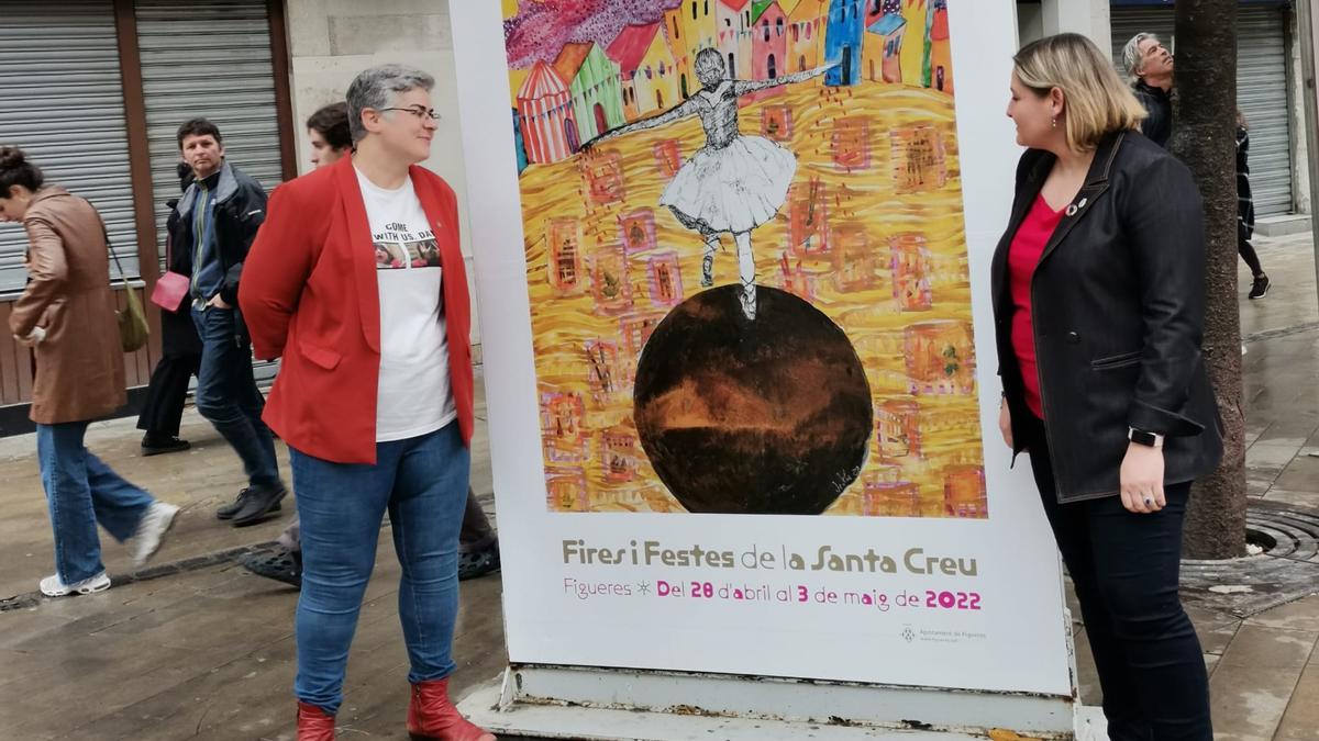 Ester Marcos i Agnès Lladó amb el cartell dissenyat per Lola Ventós