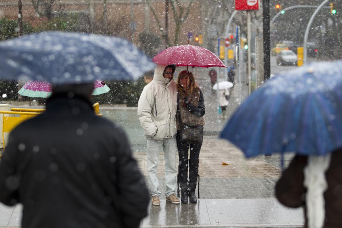 Una parella sota la neu a la Vall d’Hebron.