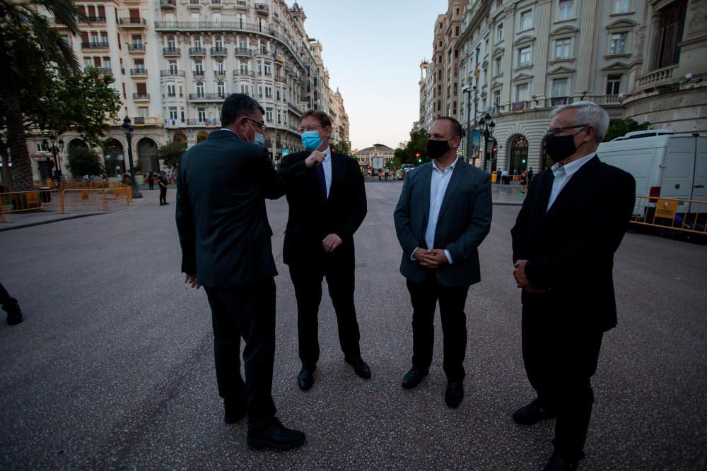 Homenaje a las víctimas del COVID en la plaza del ayuntamiento