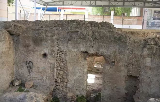 Denuncian la aparición de pintadas vandálicas en los baños árabes del Raval en Xàtiva