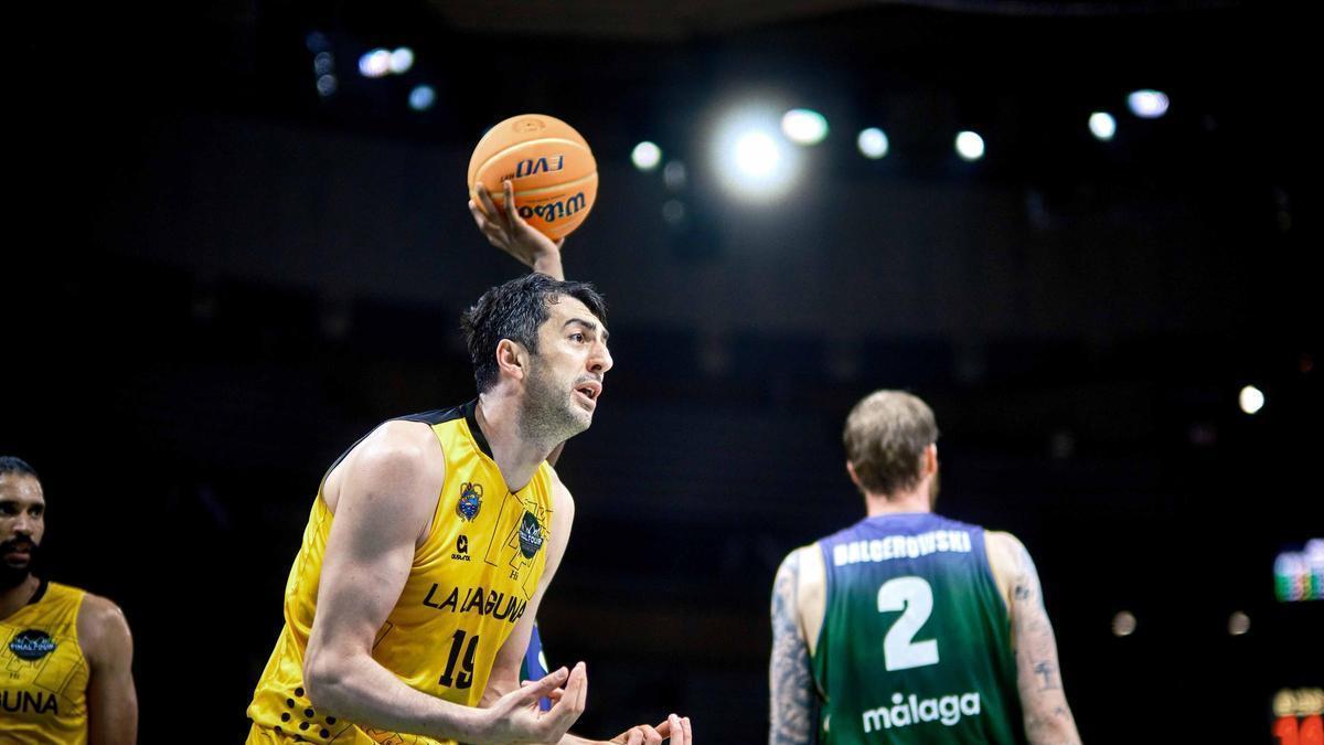Gio Shermadini pide explicaciones al árbitro durante el partido ante el Unicaja.