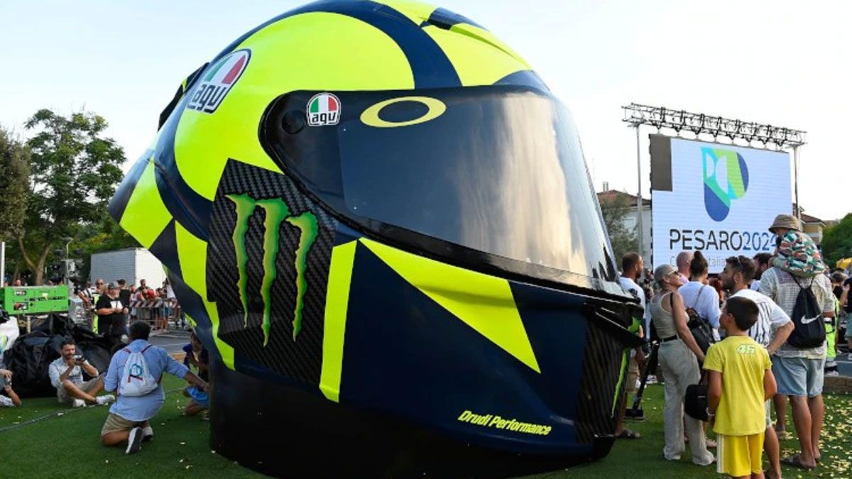 Un casco gigante dedicato a Valentino Rossi: Un vero onore. L'opera  installata a Pesaro - Il Fatto Quotidiano