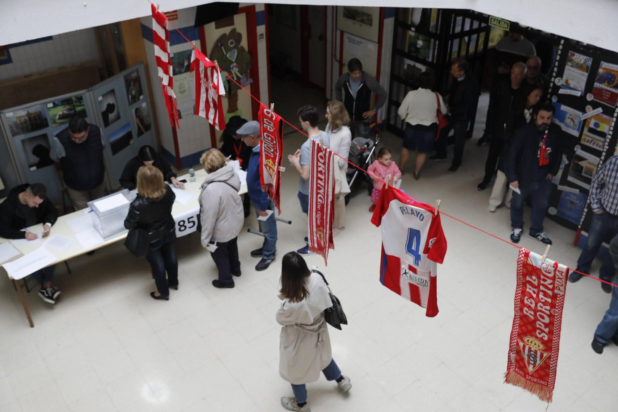 Así fue la jornada electoral más rojiblanca en Gijón (en imágenes)