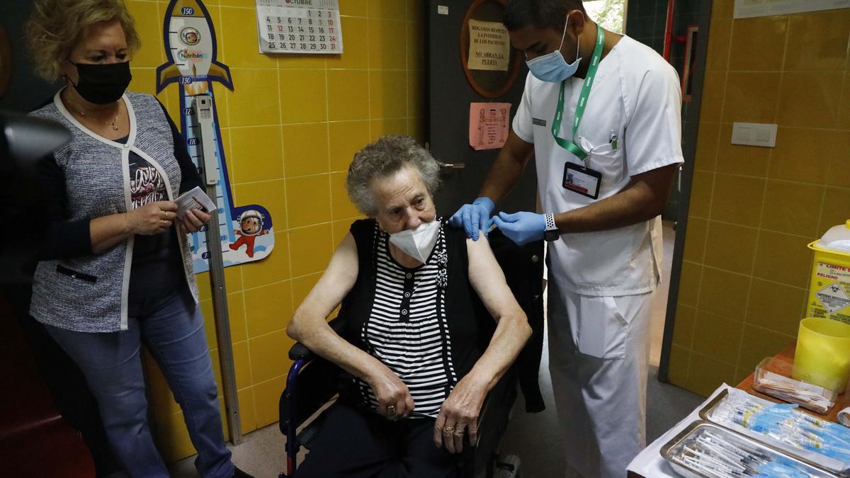 Una anciana recibe la doble vacunación con la tercera dosis de covid y la de gripe en octubre del año pasado.