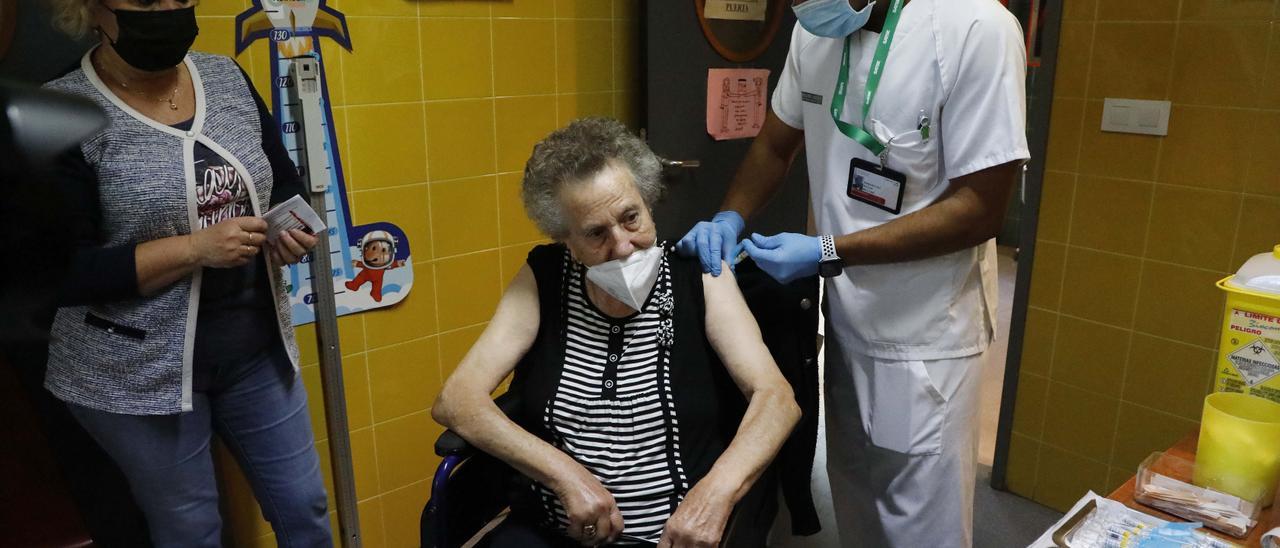 Una anciana recibe la doble vacunación con la tercera dosis de covid y la de gripe en octubre del año pasado.