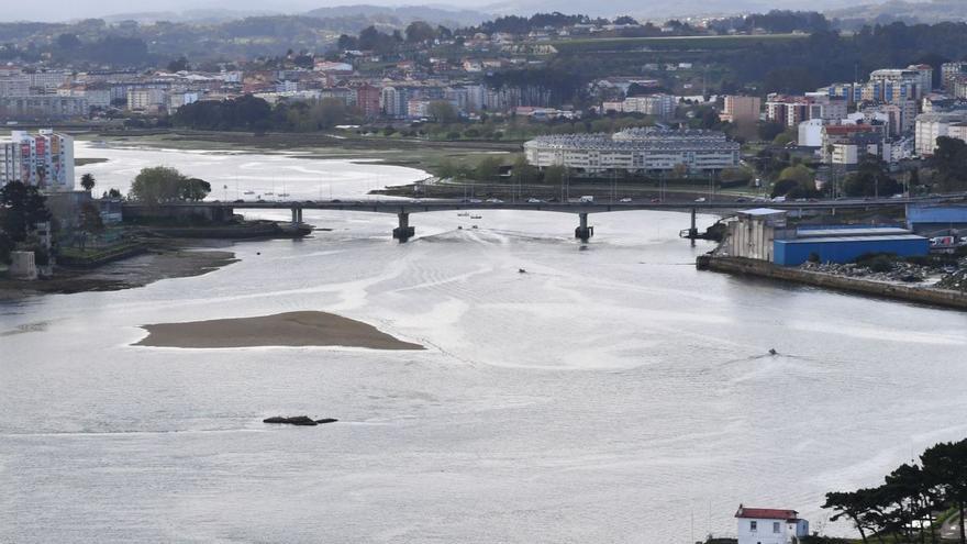Vista de la ría de O Burgo y el puente de A Pasaxe. | // VÍCTOR ECHAVE