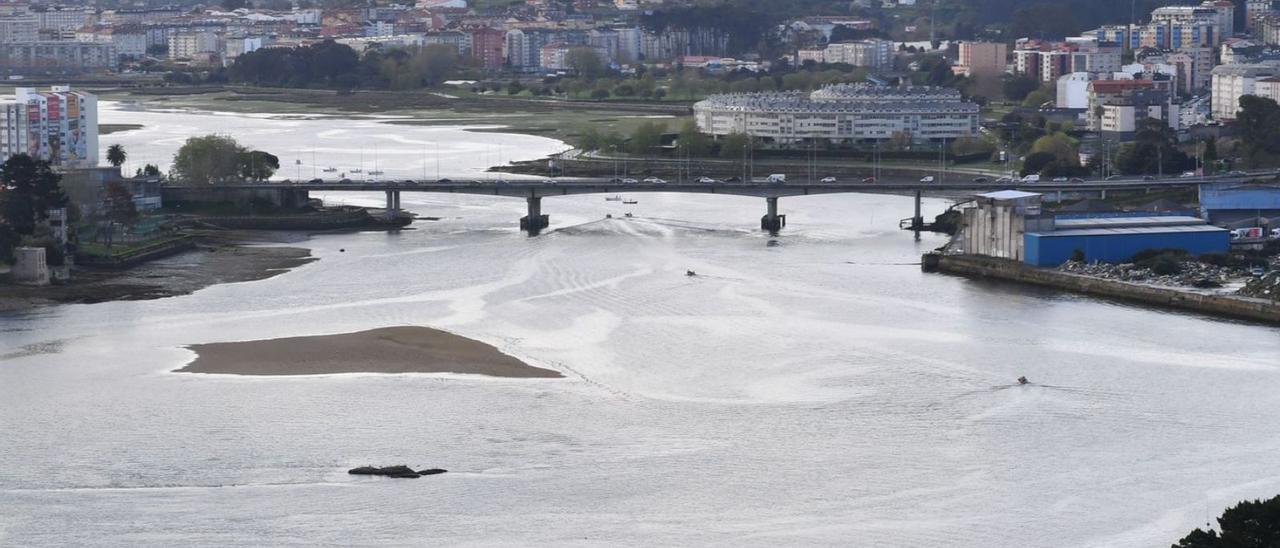 Vista de la ría de O Burgo y el puente de A Pasaxe. |   // VÍCTOR ECHAVE