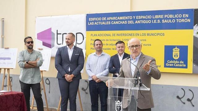 Antonio Morales se dirige a las y los asistentes al acto de colocación de la primera piedra