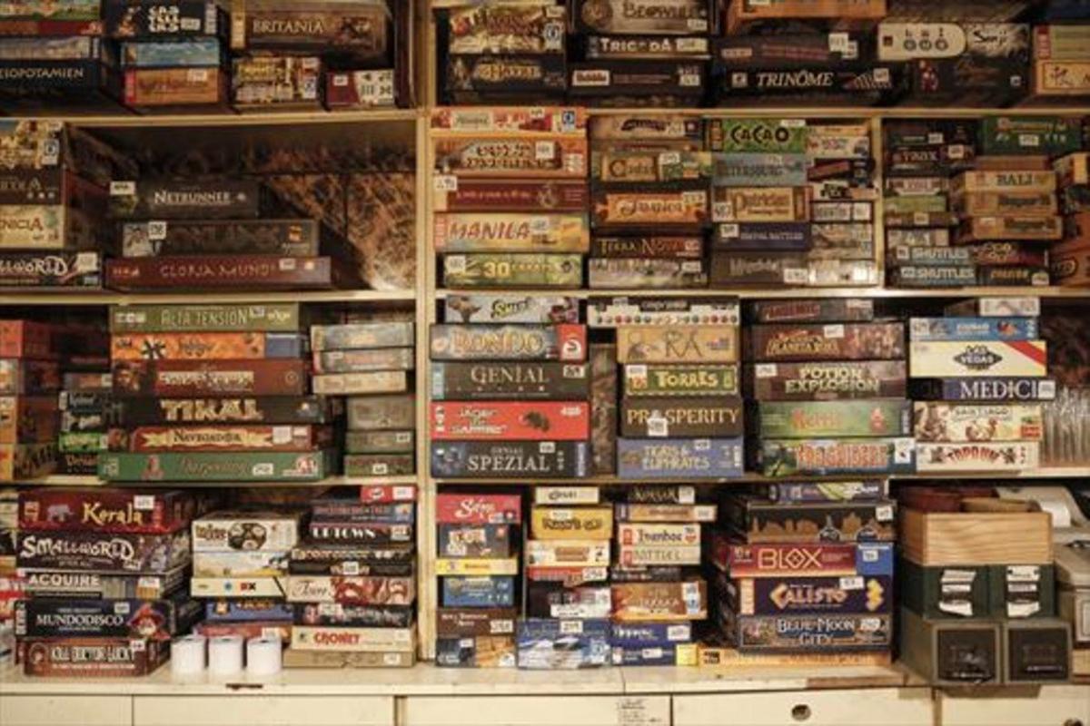 601 TÍTULOS La estantería que guarda la colección de juegos del Queimada, decano de los bares juguetones de la ciudad.