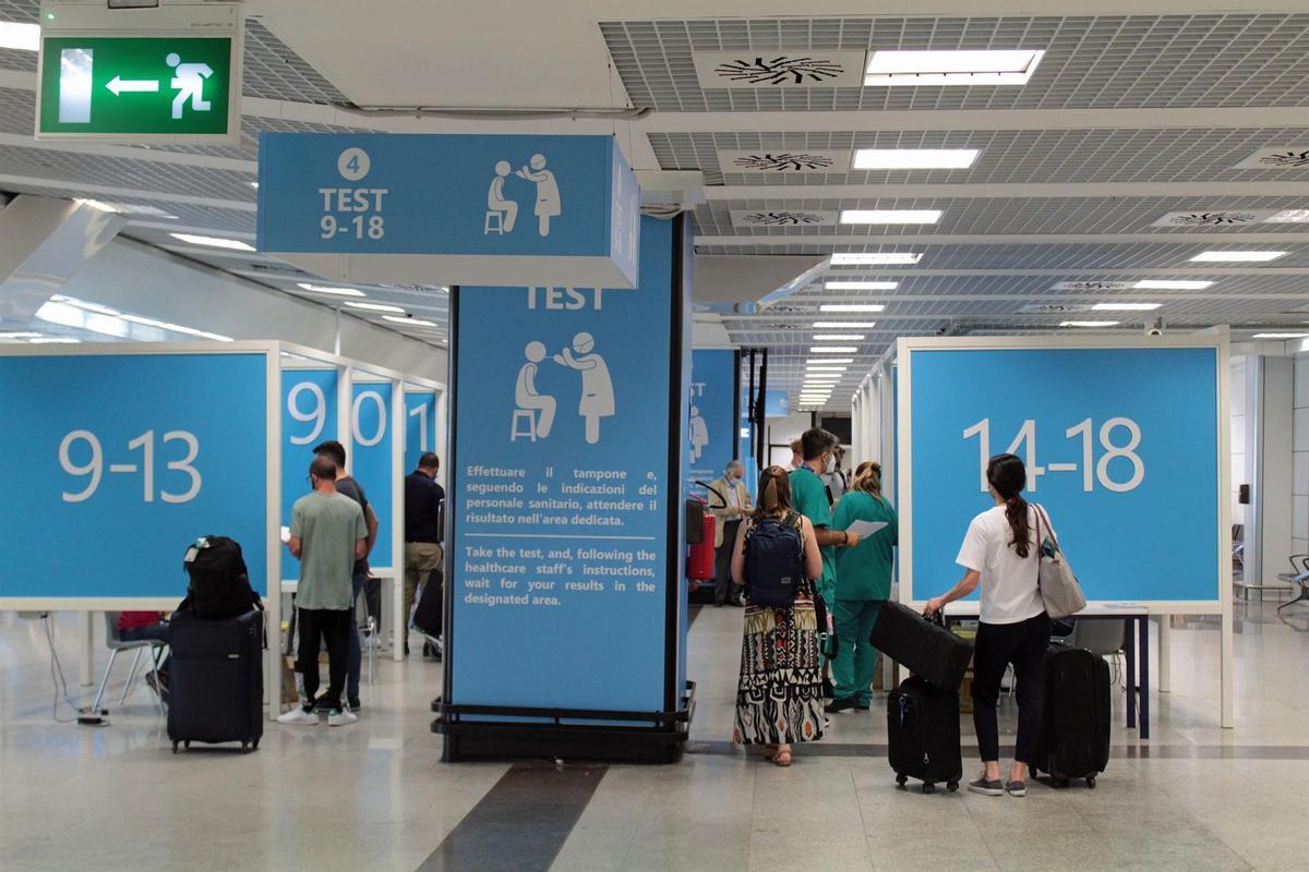 Pasajeros en el aeropuerto romano de Fiumicino esperan para hacerse un test de covid. 