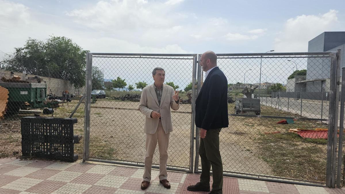 El conseller y el alcalde en los terrenos donde se proyecta el nuevo centro de salud