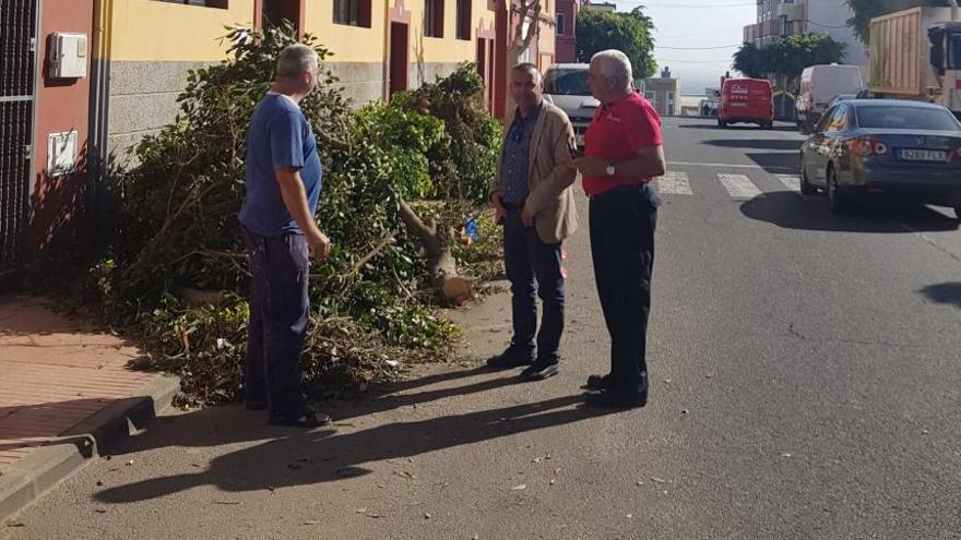 El concejal Álvaro Monzón y el presidente de la AA.VV. Manuel Padrón.