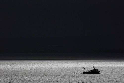 Un bote navega por el estuario del Támesis
